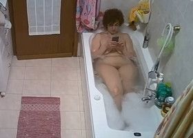 Скрытая камера в ванной комнате сестры